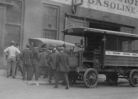http://about.usps.com/who-we-are/postal-history/images/vehicles/1913truck.jpg