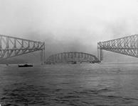 http://upload.wikimedia.org/wikipedia/commons/9/9f/Collapse_of_the_centre_span_of_the_Quebec_Bridge.jpg