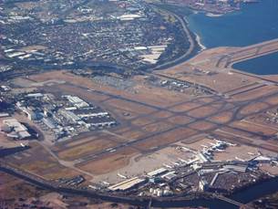 http://upload.wikimedia.org/wikipedia/commons/thumb/e/e6/Sydney_Airport_%282004%29_By_Air.jpg/1280px-Sydney_Airport_%282004%29_By_Air.jpg