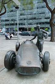 http://upload.wikimedia.org/wikipedia/commons/thumb/7/7e/Fangio_statue.jpg/220px-Fangio_statue.jpg
