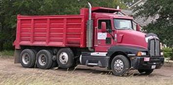 https://upload.wikimedia.org/wikipedia/commons/thumb/7/78/Triaxle_dump_truck_2005-10-06.km.jpg/250px-Triaxle_dump_truck_2005-10-06.km.jpg